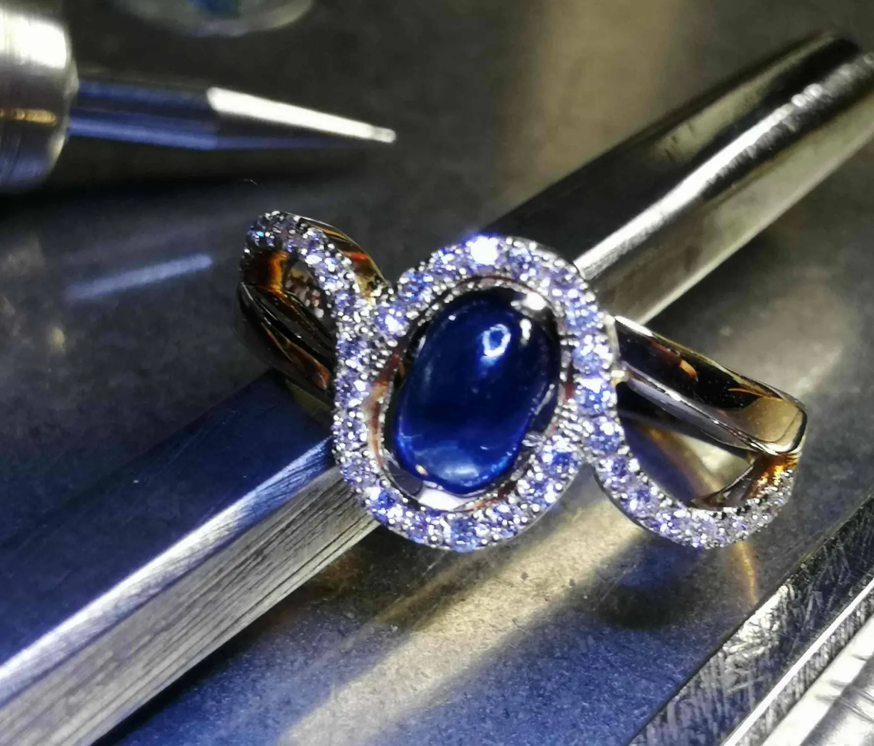 Blauer Edelsteinring als handgefertigtes Unikat