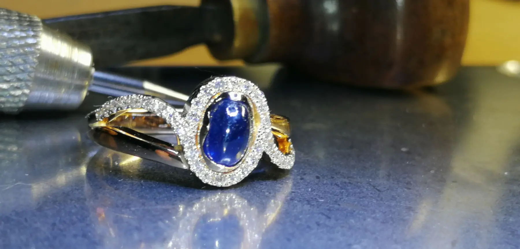Saphirring mit 36 Brillanten als individuelle Anfertigung