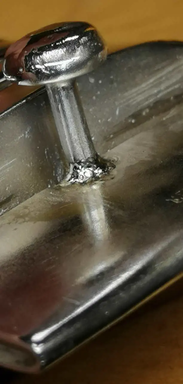 Arbeitsbeispiel einer präzisen Reparatur oder Laserschweißarbeit