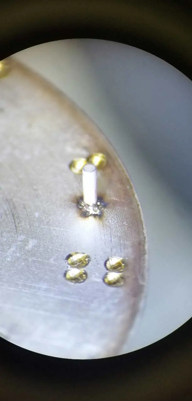 Arbeitsbeispiel einer präzisen Reparatur oder Laserschweißarbeit